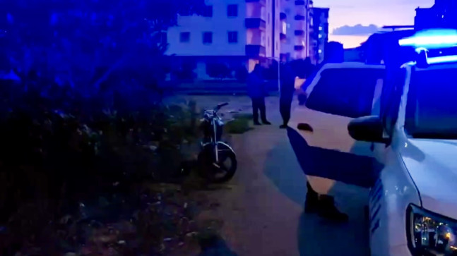 Adana’da polisin “dur” ihtarına uymayan motosikletteki 2 kişi kaza yaparak yaralandı