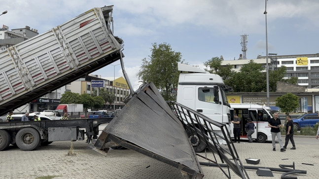 ADANA’DA FACİADAN DÖNÜLDÜ: TIRIN AÇILAN DAMPERİ ÜST GEÇİTİ YIKTI!