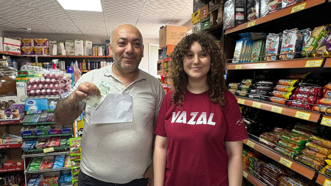 Adana’da öğrencinin esnafı bulamayınca aldığı suların parasını not bırakarak ayrılması kamerada