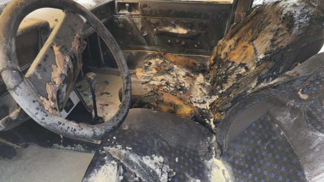 Adana’da park halindeki otomobil yanarak kullanılamaz hale geldi