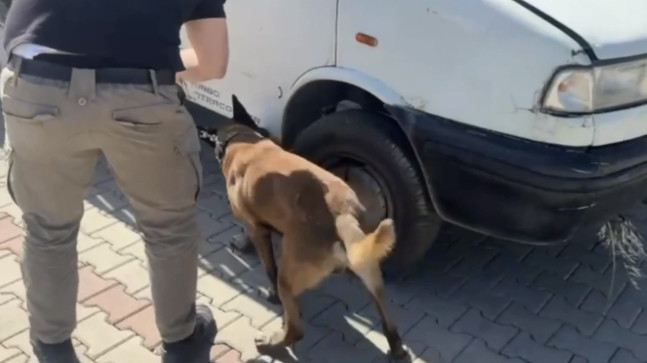 Adana’da 1 kilo 50 gram sentetik uyuşturucu ele geçirilen kamyonetteki 2 şüpheli tutuklandı