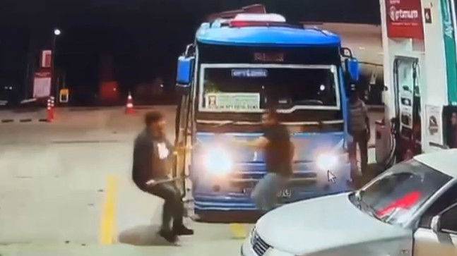 ADANA’DA GÜZERGAH ANLAŞMAZLIĞI NEDENİYLE ÖZEL HALK OTOBÜSÜ SÜRÜCÜSÜNE SALDIRAN 2 KARDEŞ TUTUKLANDI