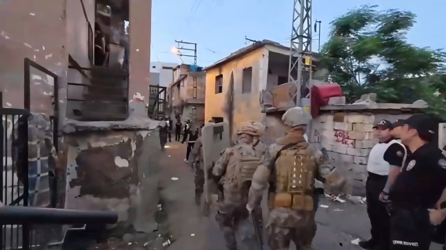 ADANA’DA UYUŞTURUCU OPERASYONU! GÖZALTINA ALINAN 19 ŞÜPHELİDEN 15’İ TUTUKLANDI…