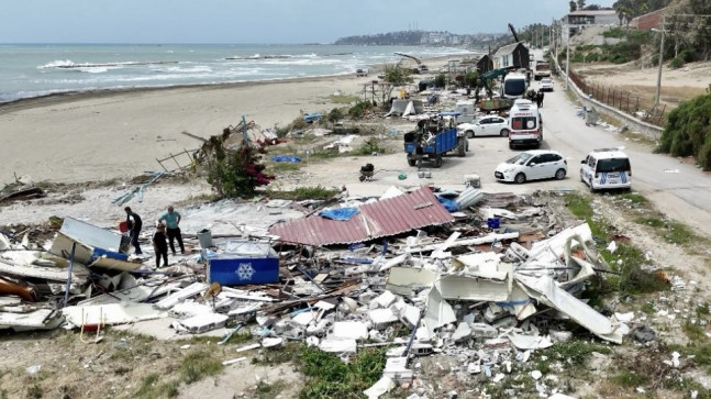 ADANA’DA KARATAŞ SAHİL ŞERİDİNDEKİ KAÇAK YAPILAR YIKILIYOR