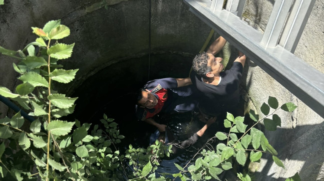 Hatay’da kuyuya düşen adamı itfaiye kurtardı