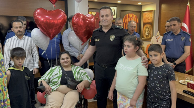 Adana’da tekerlekli sandalyesi kırılan kadına polislerden destek