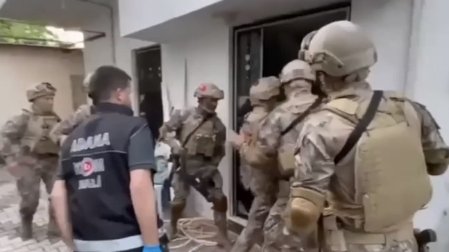 Adana’nın Ceyhan ilçesinde ruhsatsız 8 tabanca ve 3 av tüfeği ele geçirildi, gözaltına alınan 6 zanlıdan 1’i tutuklandı