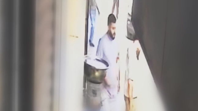 Adana’da annesini bıçakla öldüren şüphelinin olay yerine gelişi kamerada