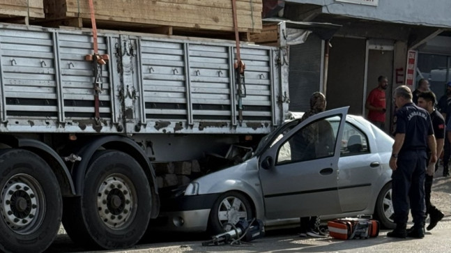 Adana’da tıra arkadan çarpan otomobildeki 1 kişi öldü, 1 kişi yaralandı