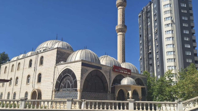 Tarsus’ta hasarlı caminin elektrik kabloları ile ses sistemi çalındı