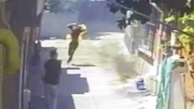 ADANA’DA DEHŞET OLAY: AMCA 16 YAŞINDAKİ YEĞENİNİN ÜZERİNE YANICI MADDE DÖKEREK ATEŞE VERDİ…!