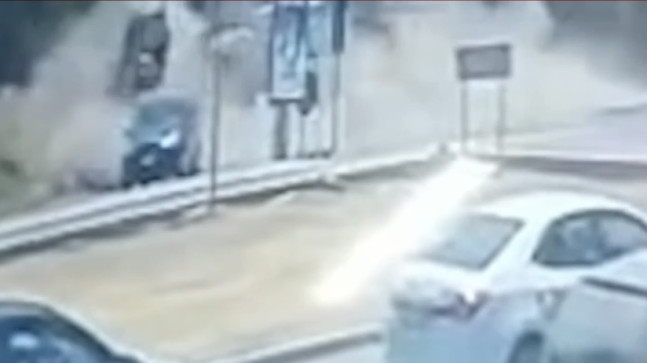 HATAY’DA PARK HALİNDEKİ 2 ARACA ÇARPAN OTOMOBİLİN SÜRÜCÜSÜ YARALANDI, KAZA ANI GÜVENLİK KAMERASINA YANSIDI