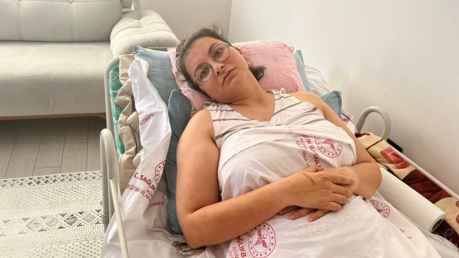 ADANA’DA EŞİ TARAFINDAN APARTMANIN 6. KATINDAKİ EVİNİN BALKONUNDAN AŞAĞI ATILDIĞI İDDİA EDİLEN KADIN FELÇ KALDI