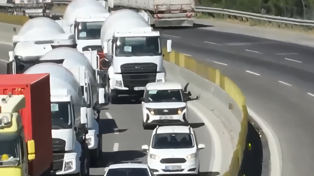 Adana’da otoyolda şerit ihlali yapan sürücüler dronla tespit edildi