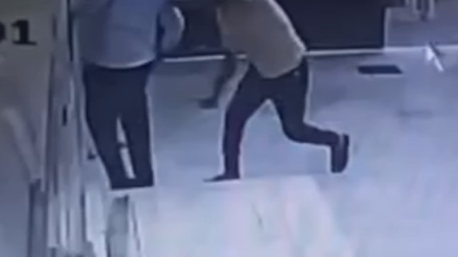 MERSİN’DE CAMİ AVLUSUNDA KENDİSİNİ UYARAN MÜEZZİNİ BIÇAKLADI!