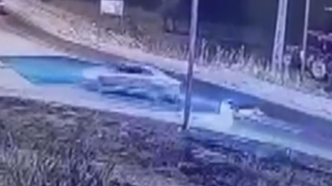 Gaziantep’te otomobil ile motosikletin çarpıştığı kaza güvenlik kamerasında