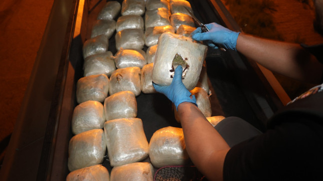 MERSİN’DE POLİS EKİPLERİNCE DURDURULAN TIRIN YAKIT TANKERİNDE 21 KİLOGRAM ESRAR ELE GEÇİRİLDİ