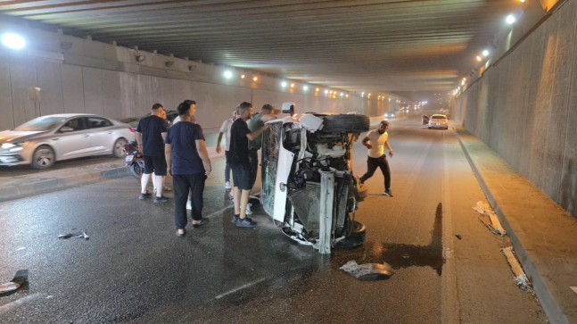 Adana’da alt geçit duvarına çarpan hafif ticari aracın sürücüsü yaralandı