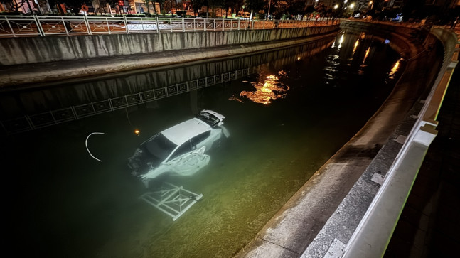 Adana’da sulama kanalına devrilen otomobildeki 3 kişi yaralandı