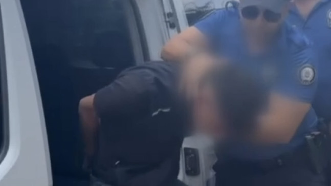 Adana’da zorla cam silerek sürücüleri rahatsız eden şüpheli yakalandı