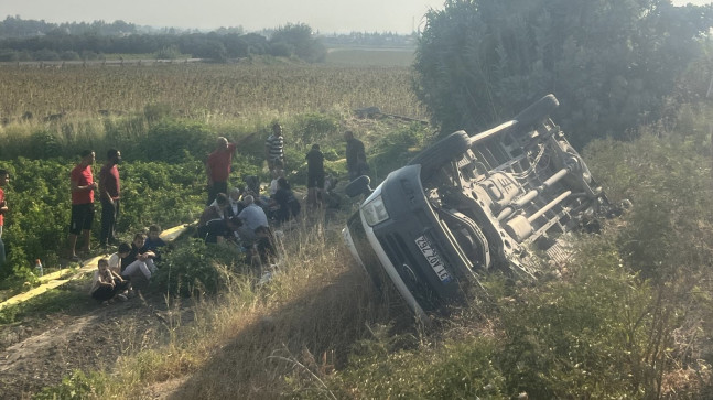 Hatay’da minibüsün tarlaya devrilmesi sonucu 8’i çocuk 13 kişi yaralandı