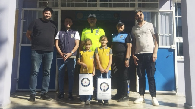 Hatay’da iki kız kardeş buldukları parayı polise teslim etti