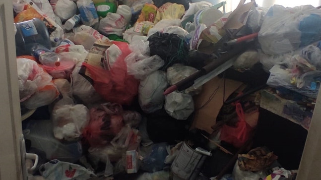 ADANA’DA VATANDAŞLARIN ŞİKAYETTE BULUNDUĞU EVDEN İKİ KAMYON ÇÖP ÇIKTI!