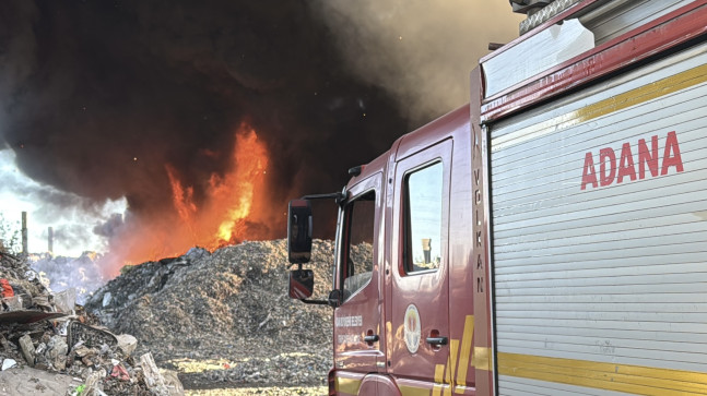 Adana’da geri dönüşüm fabrikasının bahçesinde çıkan yangına müdahale ediliyor