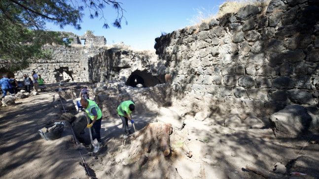 Osmaniye’deki tarihi kalede deprem nedeniyle ara verilen arkeolojik çalışmalar yeniden başladı