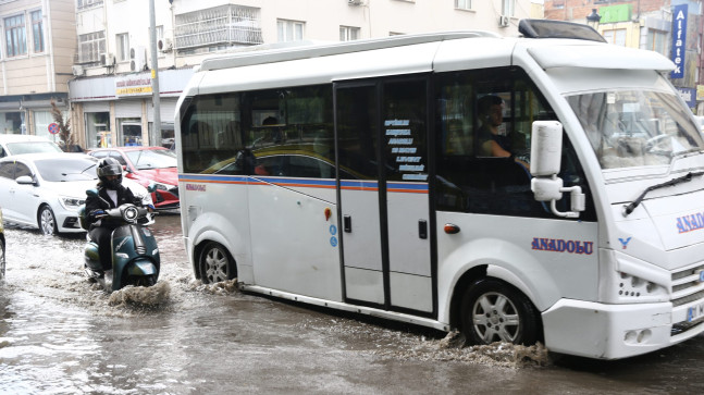 ADANA’DA SAĞANAK NEDENİYLE BAZI CADDE VE SOKAKLARDA SU BİRİKİNTİLERİ OLUŞTU