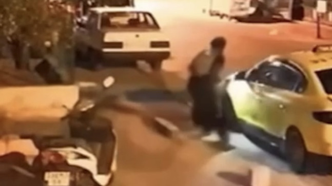 MERSİN’DE KIYAFETLE YÜZÜNÜ KAPATAN BİR KİŞİ İŞ YERİNİ KURŞUNLAYIP PATEN SÜREREK KAÇMASI GÜVENLİK KAMERASINDA