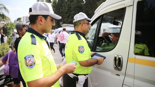 Adana’da trafik polisleri okul servislerinde denetim yaptı