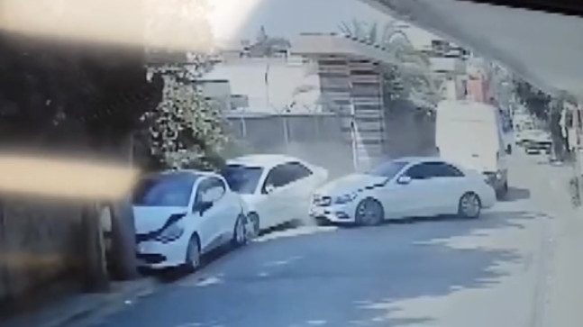 Adana’da otomobilin park halindeki araçlara çarpması güvenlik kamerasında, 3 araçta hasar meydana geldi