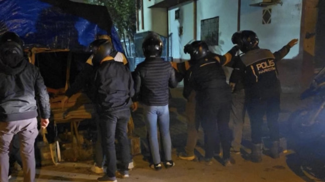 Adana’da üst aramalarında uyuşturucu bulunan 12 şüpheli gözaltına alındı