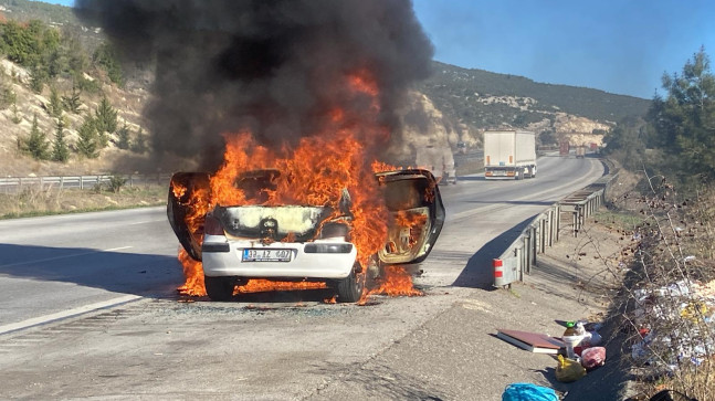 Adana Otoyolunda Seyir Halindeki Otomobil Alev Aldı