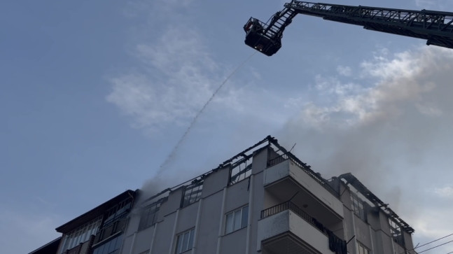 Gaziantep’te apartmanın çatısında çıkan yangın itfaiye ekiplerince söndürüldü