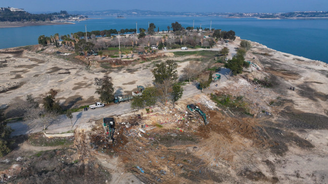 Adana’da “Amerikan Adası” olarak bilinen göl kıyısındaki kaçak yapıların yıkımı tamamlandı
