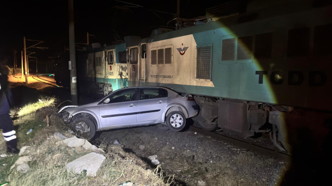 Osmaniye’de yük treninin çarptığı otomobildeki 4 kişi yaralandı