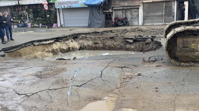 Adana’nın merkez Seyhan ilçesinde su borusunun patladığı caddede çukur oluştu
