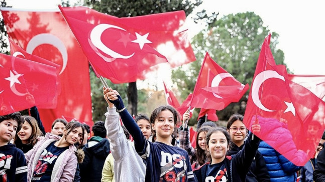 Okullarda yarıyıl tatilinin ardından “Bayrak Sevgisi” temasıyla ilk ders zili çaldı
