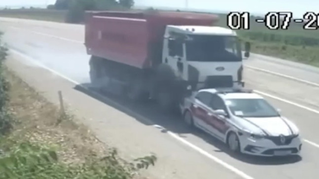 Adana’da kamyonun çarptığı jandarma trafik aracındaki bir personel yaralandı