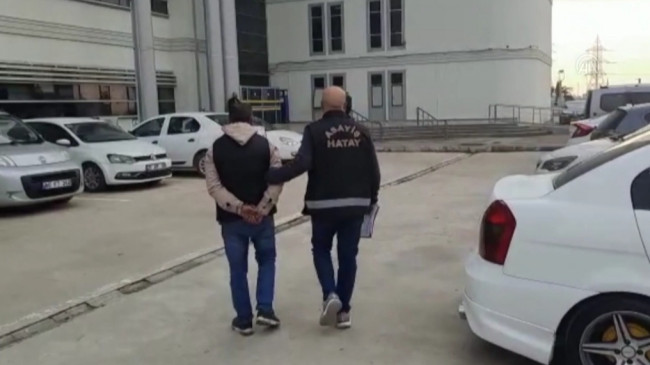 HATAY’DA KENDİSİNİ POLİS OLARAK TANITAN DOLANDIRICI ADANA’DA YAKALANARAK TUTUKLANDI