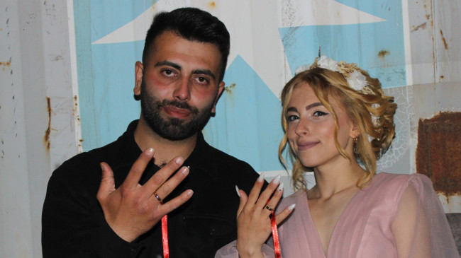 HATAY’DA KONTEYNER KENTTE KALAN DEPREMZEDE ÇİFT NİŞANLANDI