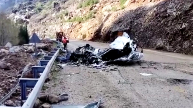 ADANA’DA ÜZERİNE KAYA DEVRİLEN OTOMOBİLDEKİ 4 ÖĞRETMEN HAYATINI KAYBETTİ…