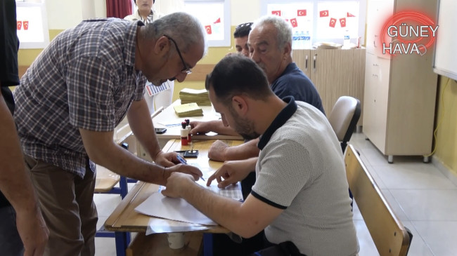 DEPREMDEN ETKİLENEN HATAY’DA VATANDAŞLAR SANDIK BAŞINDA