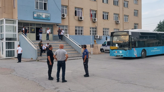 MERSİN’İN TARSUS İLÇESİNDE OY SAYIMI SIRASINDA ÇIKAN BIÇAKLI KAVGADA 4 KİŞİ YARALANDI