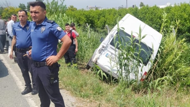 MERSİN’DE İŞÇİLERİ TAŞIYAN İKİ SERVİS ARACININ ÇARPIŞMASI SONUCU 2 KİŞİ YARALANDI