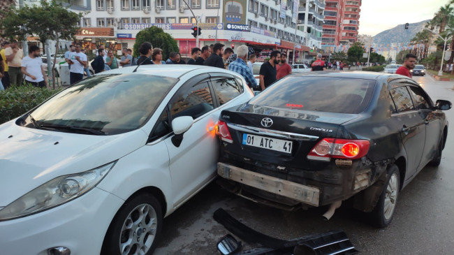 ADANA’DA İKİ OTOMOBİLİN ÇARPIŞMASI SONUCU 2 KİŞİ YARALANDI