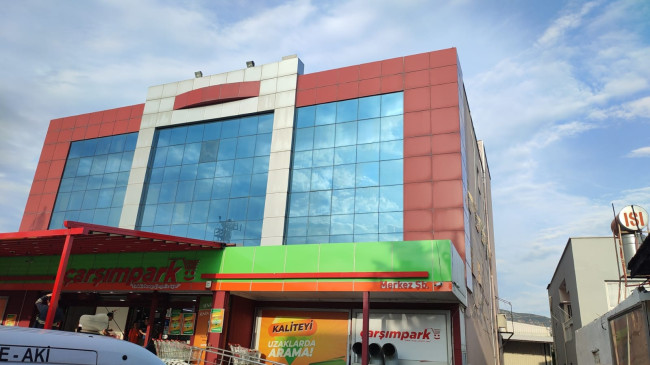 ADANA’DA BİR KİŞİ ALIŞVERİŞ MERKEZİ DAMINDA ÖLÜ BULUNDU