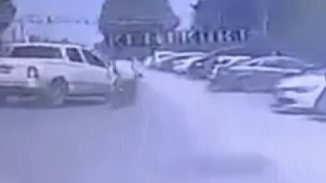 ADANA’DA PİKABIN MOTOSİKLET SÜRÜCÜSÜNE ÇARPMASI ARAÇ KAMERASINA YANSIDI